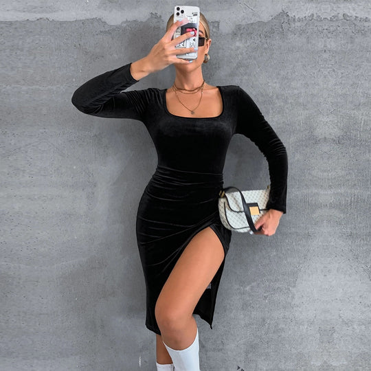 Damen Samt-Midikleid mit quadratischem Ausschnitt, taillierter Raffung und hohem Seitenschlitz Eichborn Berlin