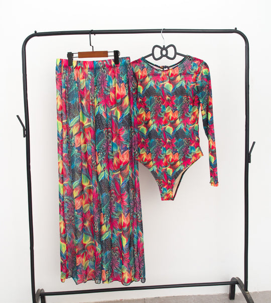 Damen modisches Badeoutfit mit langärmeligen Oberteil und lässigen Pants EB