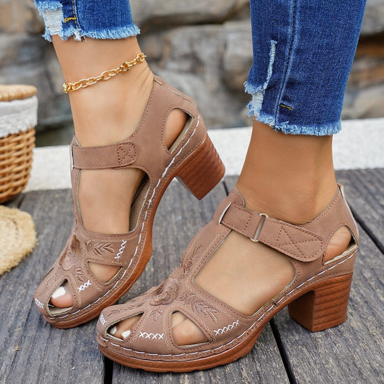 Damen Elegante Schlupfsandalen mit blumenverzierter Oberfläche und anatomischem Fußbett EB