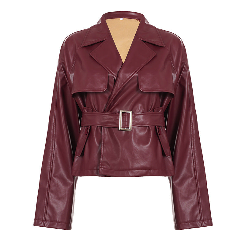 Damen nan kurzes Kunstleder-Trenchcoat mit Taillengürtel, breitem Revers und Cape-Detail EB