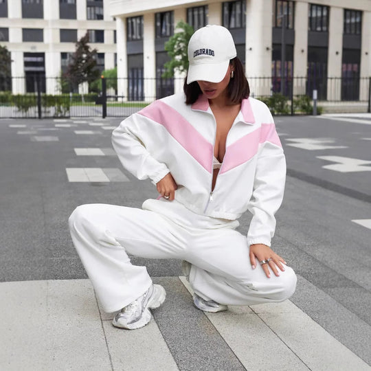 Damen cropped Zipjacke und weite Trackpants mit kontrastierendem Seitenstreifen Eichborn Berlin