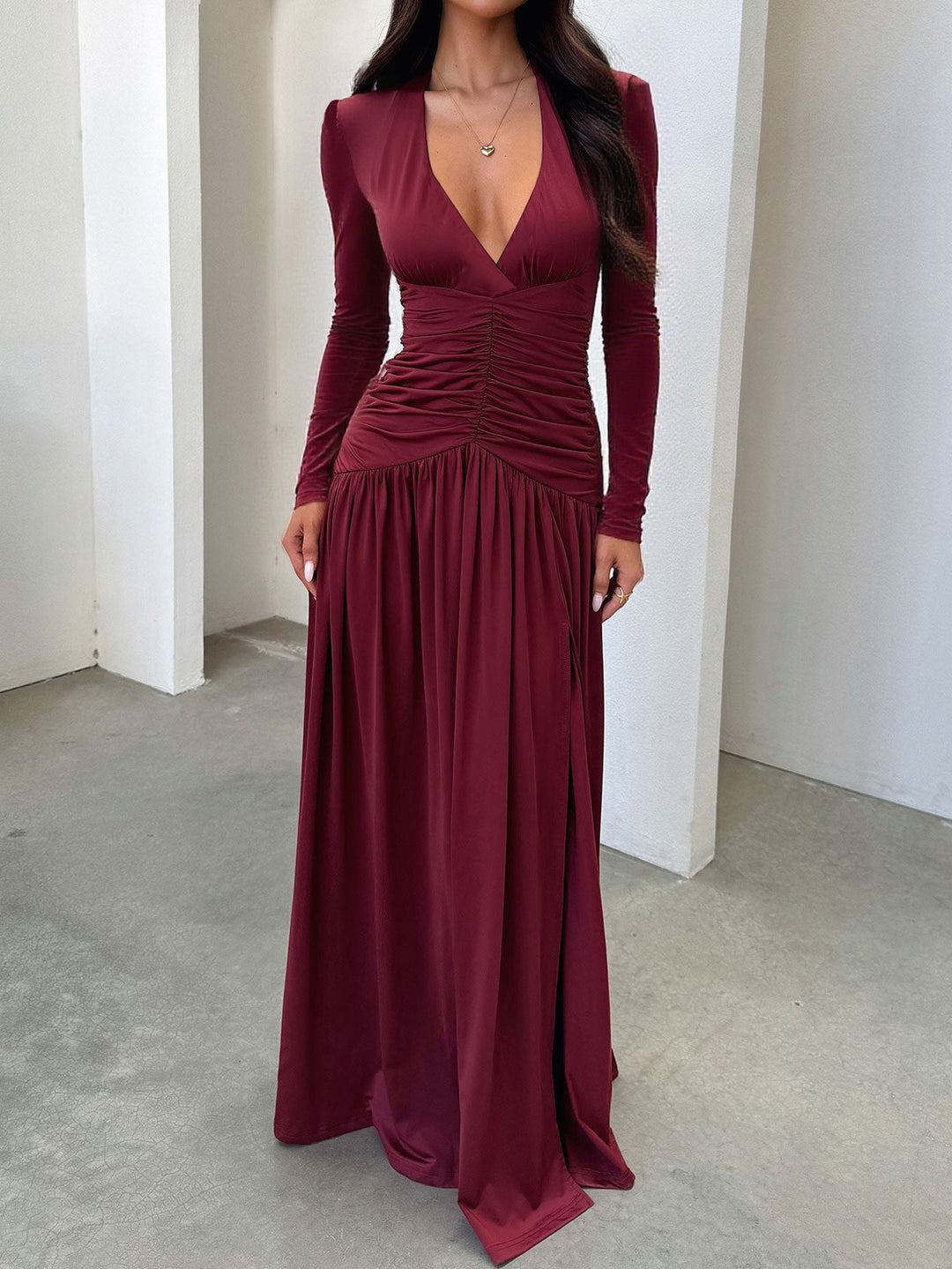Damen nan elegantes Abendkleid mit gerafftem Wickeloberteil, hohem Beinschlitz und Samtärmeln EB