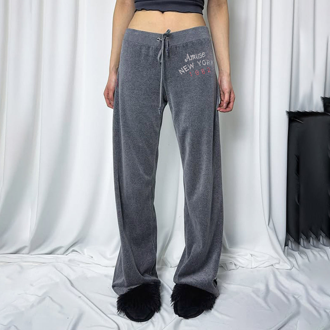 Damen nan weite Velours-Loungehose mit Tunnelzugbund, Kordelzug und dezenter Logo-Stickerei EB