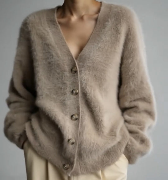 Damen Flauschiger Eyelash-Mix Oversize-Cardigan mit V-Ausschnitt und dekorativen Holzknöpfen EB
