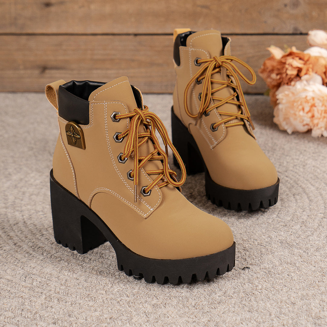 Damen Schnürstiefeletten mit markanten Profilsohlen und elegantem Anhänger EB