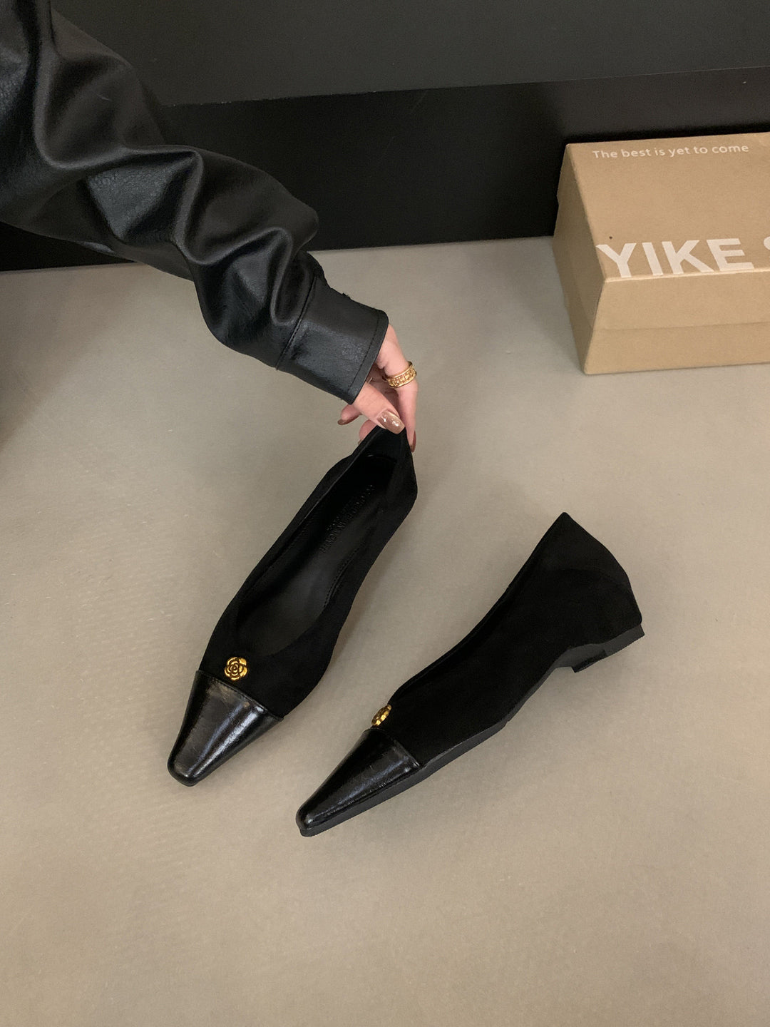 Damen elegante Ballerinas mit zwei Materialien und luxuriösem Akzent EB