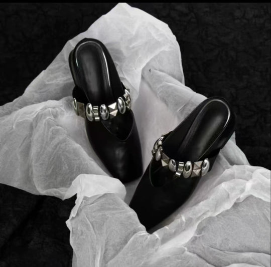 Damen Elegante Mules mit dekorativem Riemen und modischen Metallakzenten EB