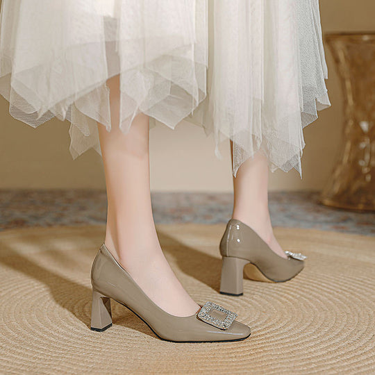 Damen Hochglanz Pumps mit funkelnder Kristallschnalle EB