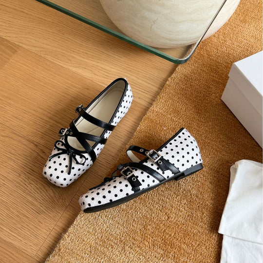 Damen Elegante und feminine Ballerinas mit dekorativen Riemchen und gepunktetem Muster EB