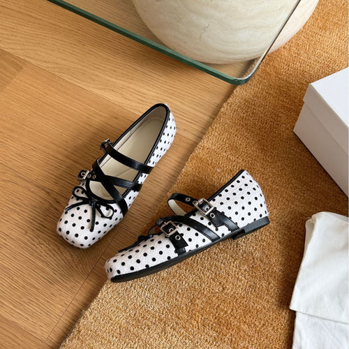 Damen Elegante und feminine Ballerinas mit dekorativen Riemchen und gepunktetem Muster EB