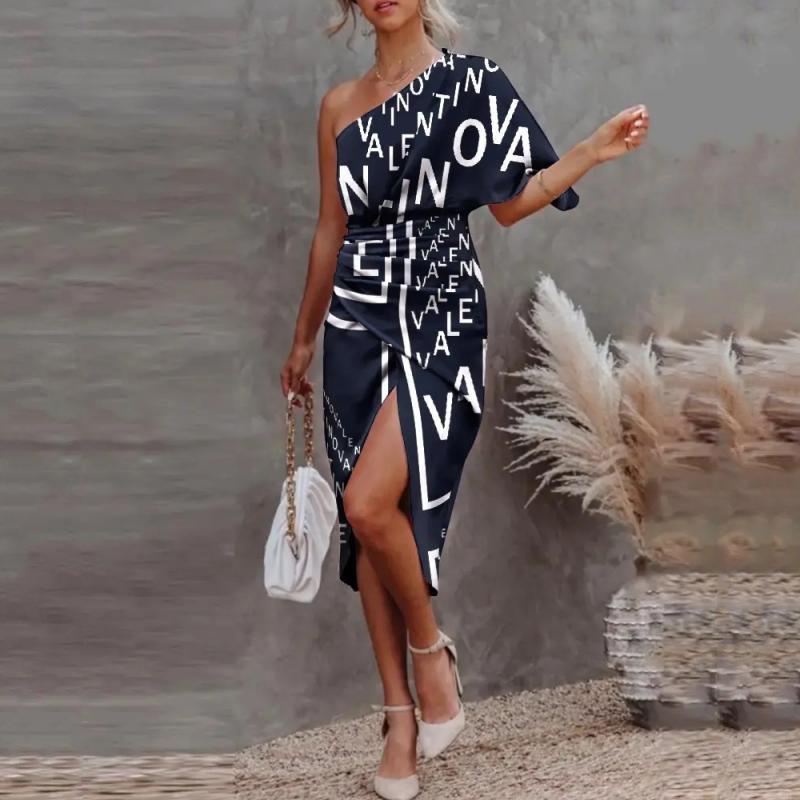 Damen Kleid mit asymmetrischem Schnitt und auffälligem Schriftmuster EB