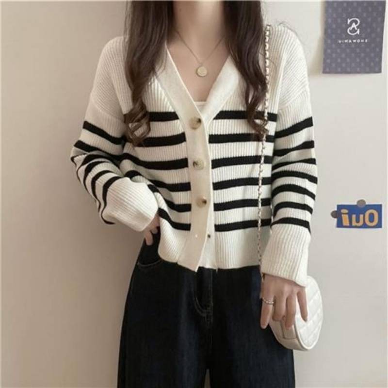 Damen gestreifte Strickjacke mit elegantem V-Ausschnitt und dekorativen Knöpfen EB