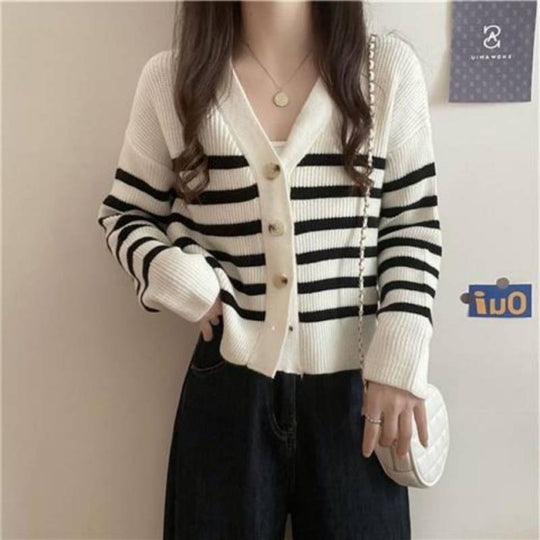Damen gestreifte Strickjacke mit elegantem V-Ausschnitt und dekorativen Knöpfen EB
