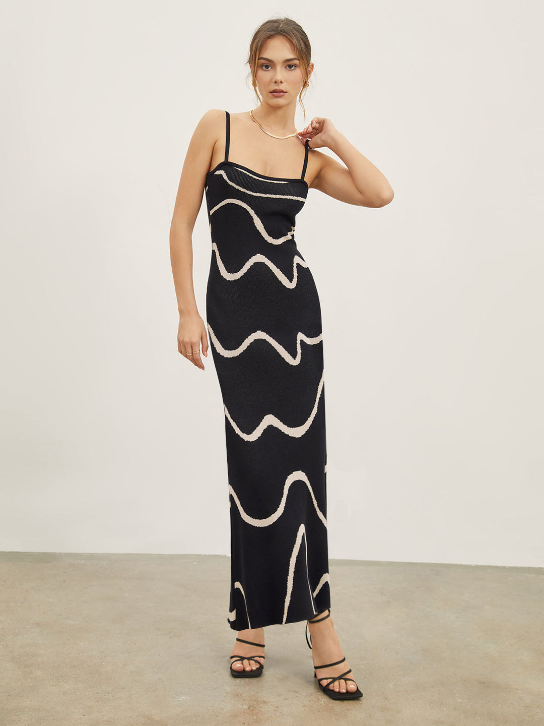 Damen Maxikleid mit modernem Wellenmuster und feinen Spaghettiträgern EB