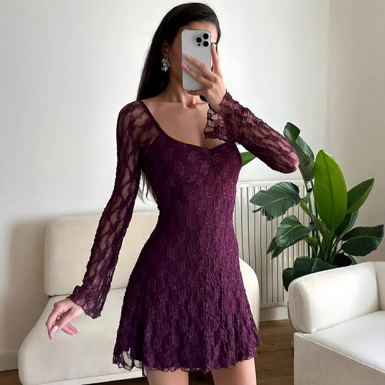 Damen Spitzenkleid mit langen Ärmeln und transparentem Detail EB