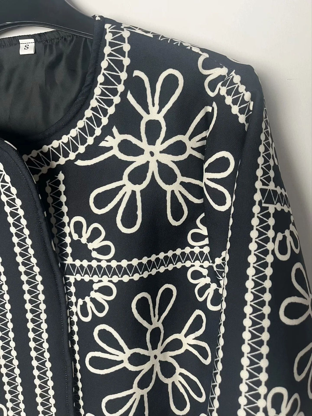 Damen gestickte Jacke mit floralem Design und modernem Schnitt EB