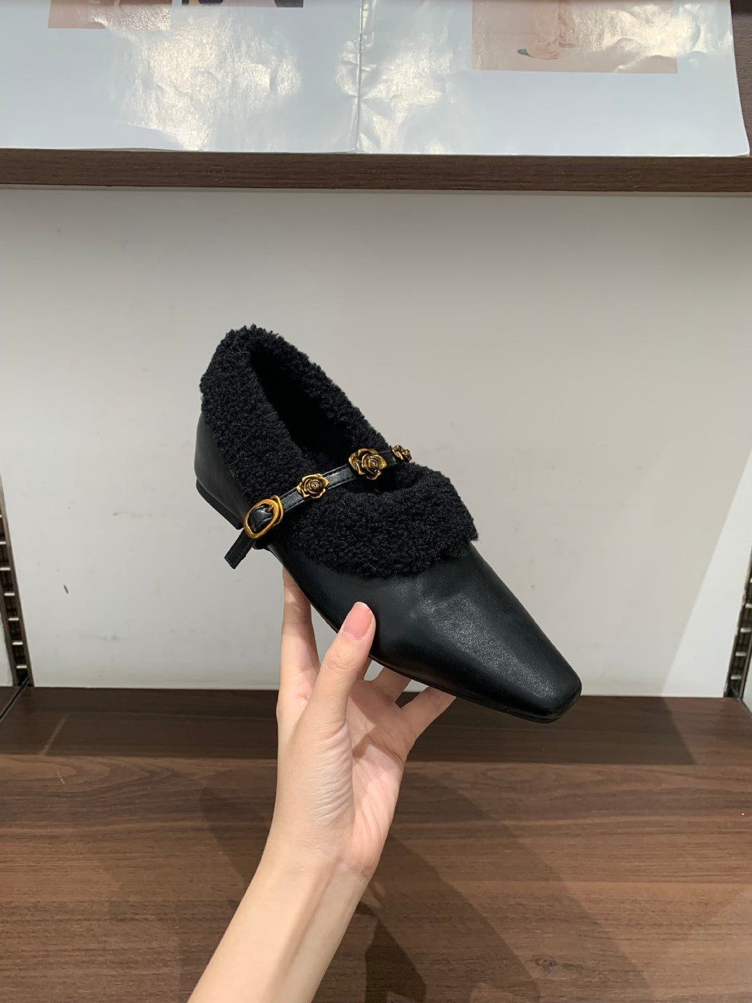 Damen elegante Slipper mit dekorativem Kunstfellkragen und goldenen Akzenten EB
