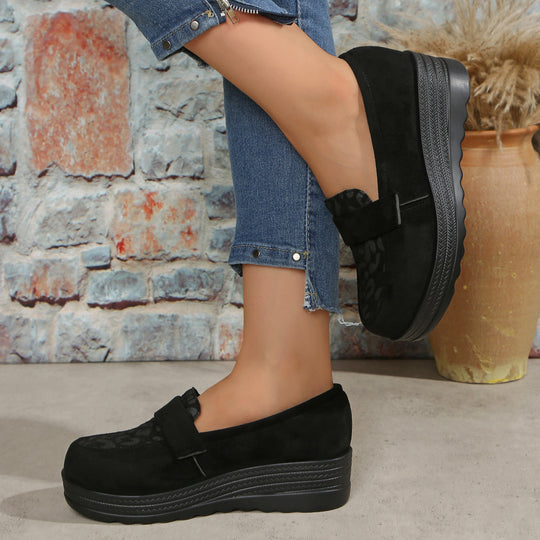 Damen Slipper mit eleganter Tierfell-Applikation und komfortablem Plateau EB