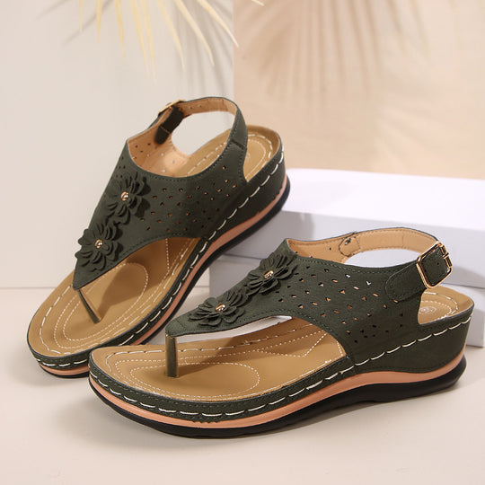 Damen Zehenstegsandalen mit floralen Lochdesign und komfortabler Fußbettgestaltung EB