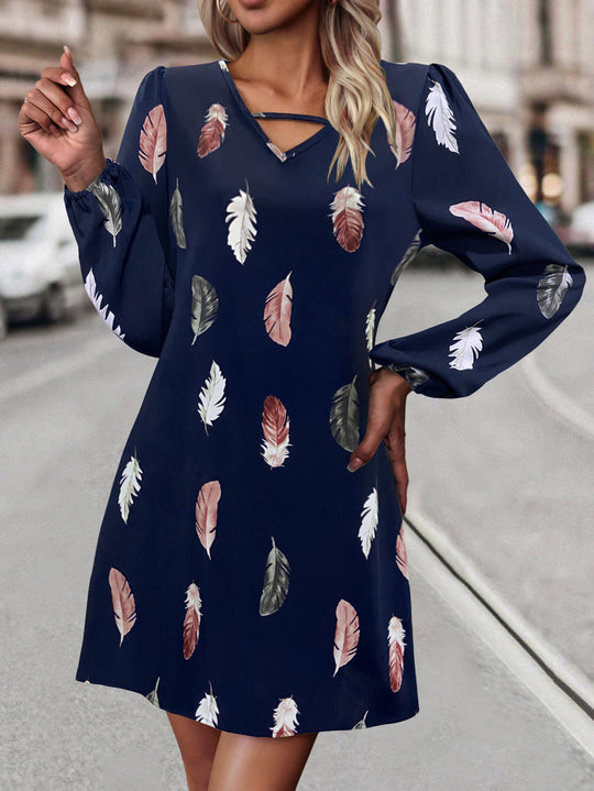 Damen Kleid mit modischem Federprint und edlen V-Ausschnitt EB