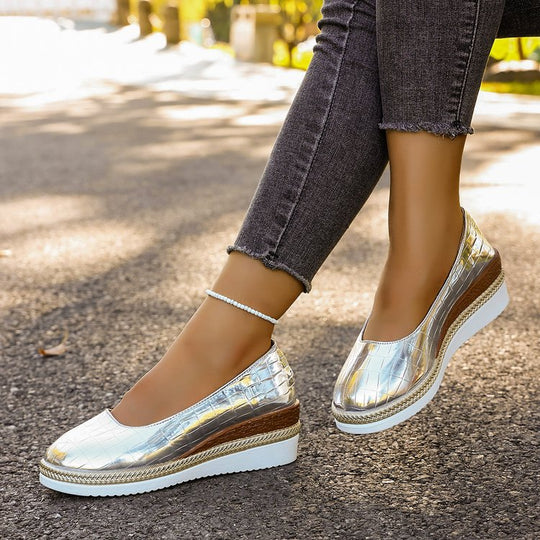 Damen Sneaker mit modernem glänzendem Obermaterial und komfortabler Sohle EB