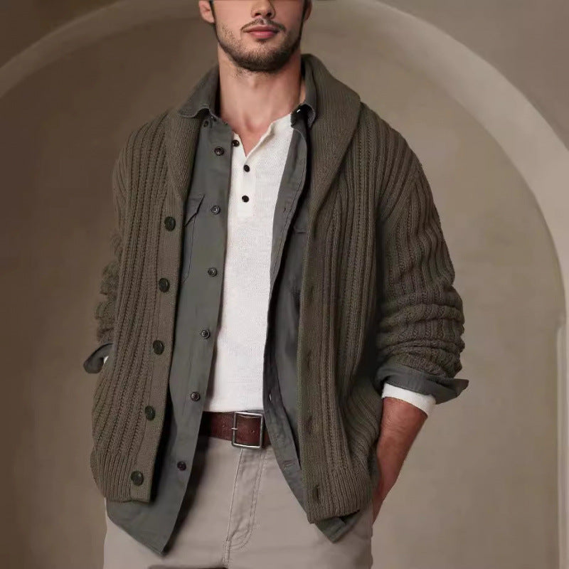 Herren Strickjacke mit modernen Zopfmuster und klassischem Umlegekragen EB