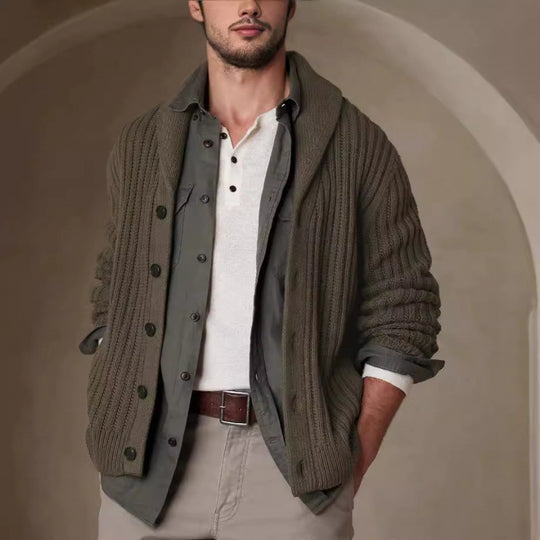 Herren Strickjacke mit modernen Zopfmuster und klassischem Umlegekragen EB