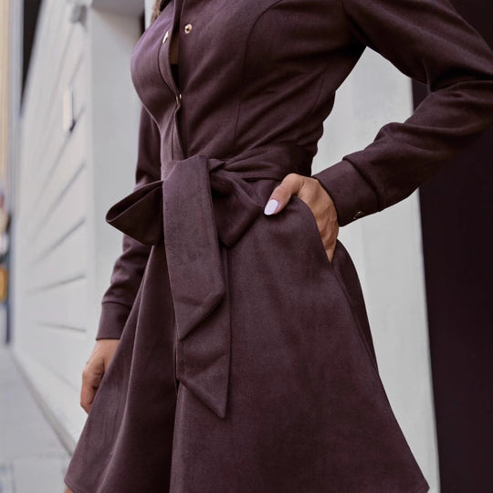 Damen elegantes Hemdblusenkleid mit Taillengürtel und dekorativen Knopfdetails EB