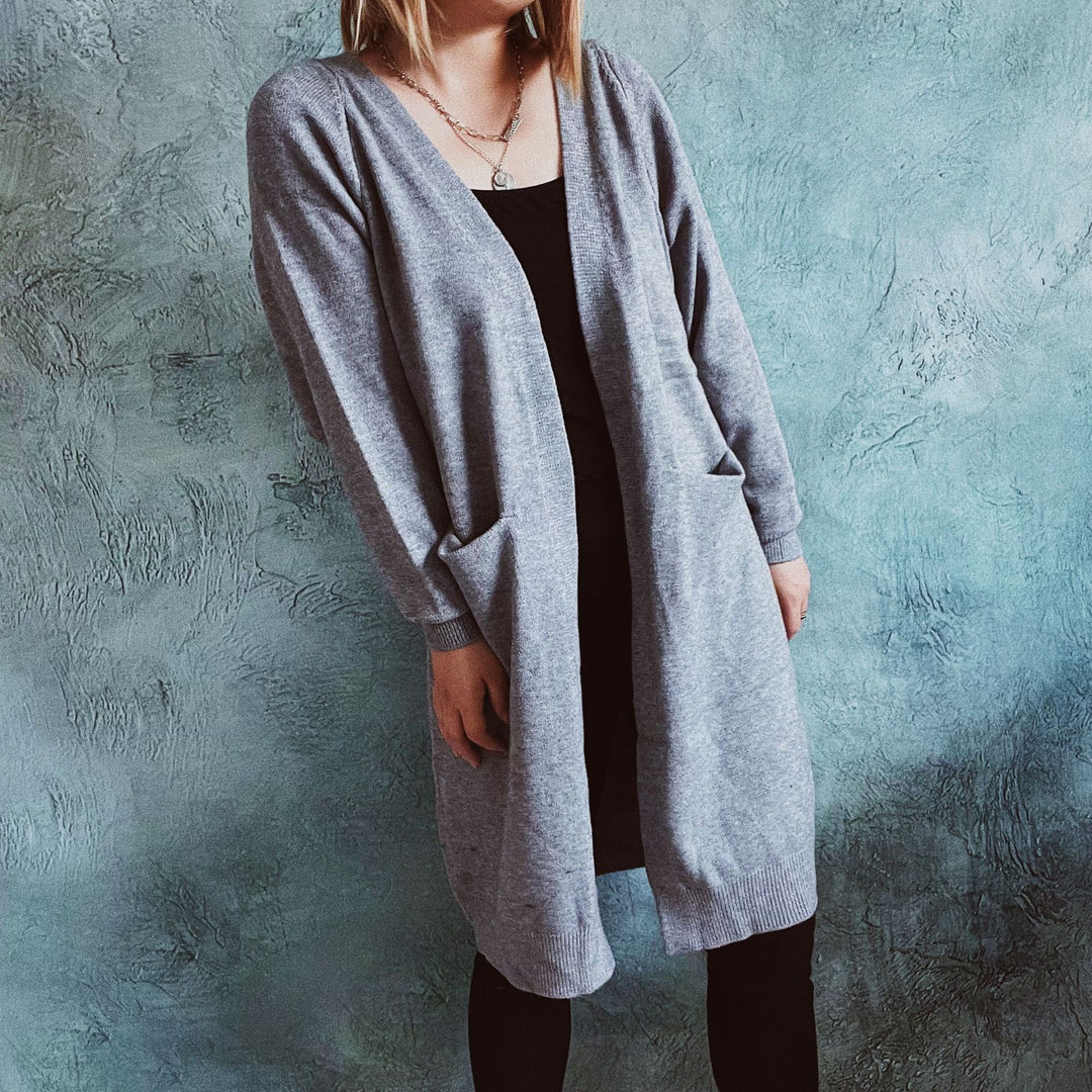Damen lässige Strickjacke mit tiefem Schnitt und praktischen Taschen EB