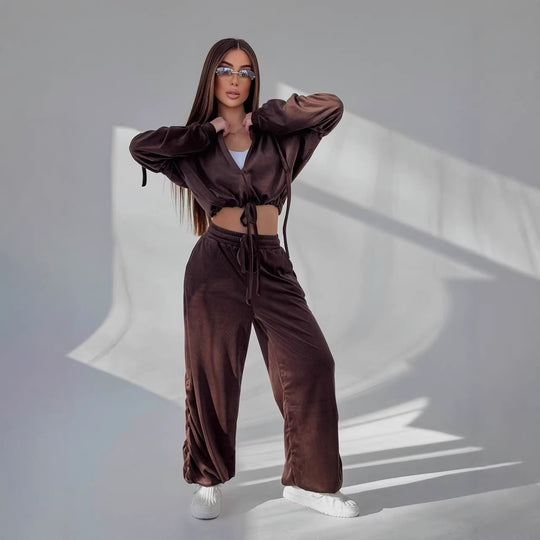 Damen Cropped Kapuzen-Sweatshirt mit Kordelzug am Saum und weite Raffung-Loungehose Eichborn Berlin