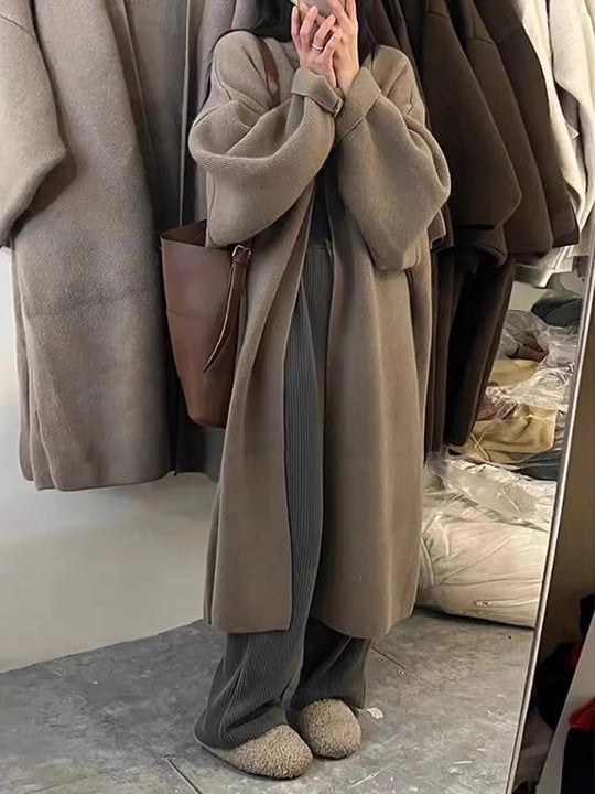Damen Langer Wollmantel im minimalistischen Stil mit weitem Schnitt und eleganten Details EB