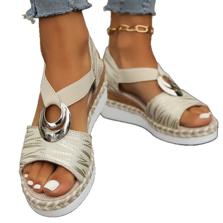 Damen Espadrille-Keil-Sandalen mit geflochtener Bastsohle, elastischem Slingback und großem Metallornament EB