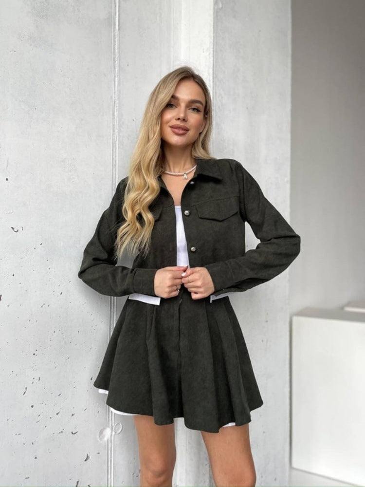 Damen kurzes Cordjacken- und Faltenrock-Set mit taillenhohem Faltenrock und cropped Hemdjacke Eichborn Berlin