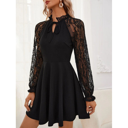 Damen Kleid mit Spitzenärmeln und Taillenschnitt EB