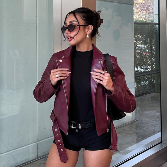 Damen nan taillierte Bikerjacke aus Kunstleder mit asymmetrischem Reißverschluss, metallischen Details und Taillengürtel EB