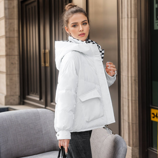 Damen modische kurze Pufferjacke mit Kapuze und praktischen Taschen EB