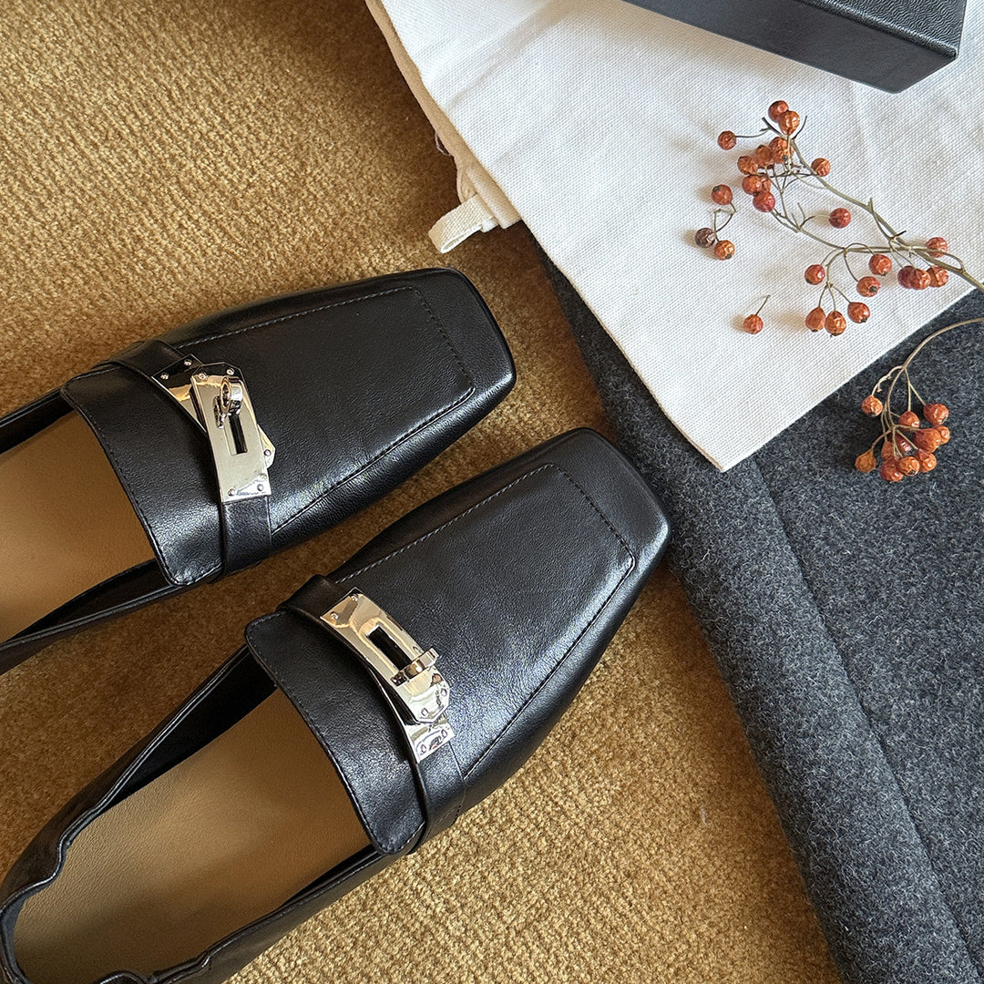 Damen Elegante Mokassins mit modischem Metallverschluss und hochwertiger Leder-Oberfläche EB