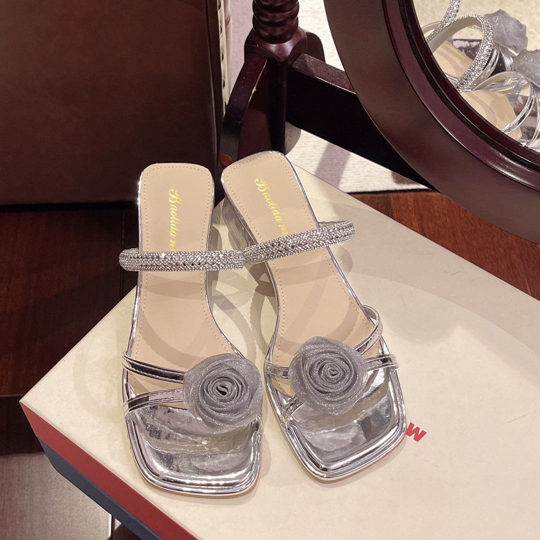 Damen Sandalen mit stilvollen Blumenapplikationen und glänzendem Blockabsatz EB