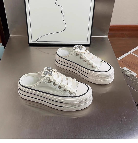 Damen Plateau Sneaker mit glänzenden Akzenten und modischem Schnürdesign EB