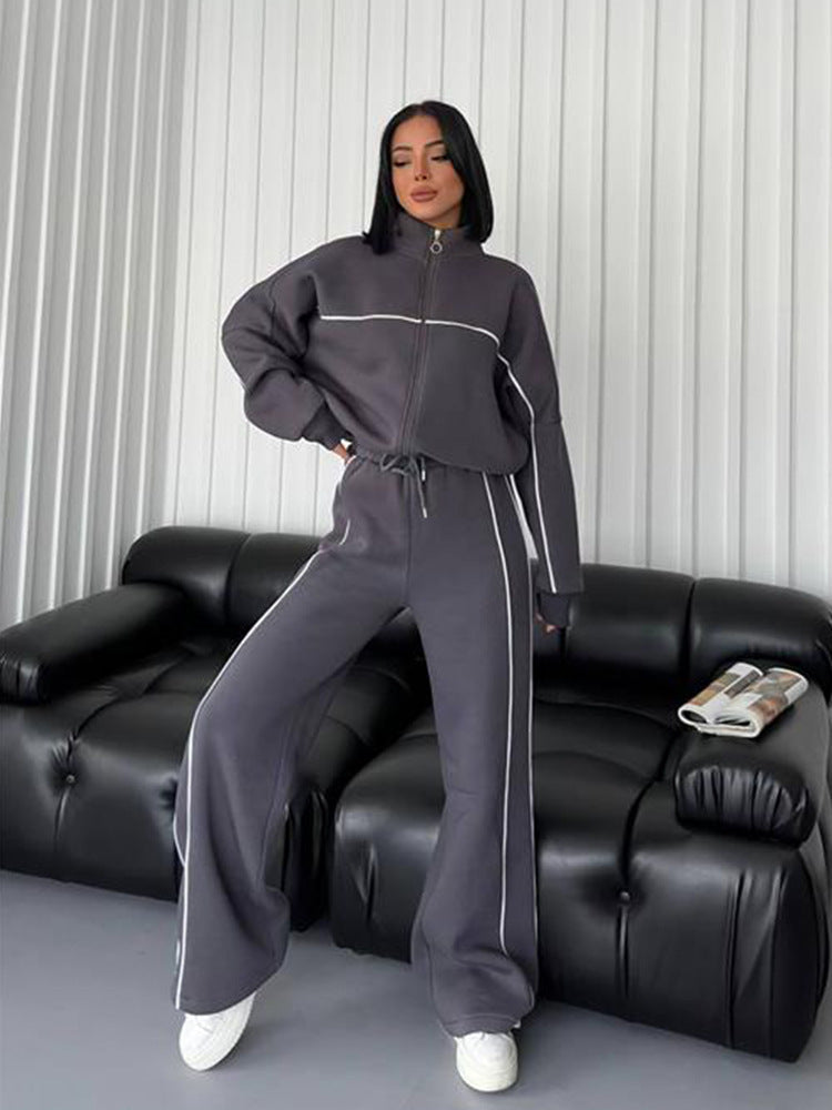 Damen lässiges Sweatset mit Stehkragen Reißverschluss gekürzter Jacke und hochtaillierter Schlaghose Eichborn Berlin