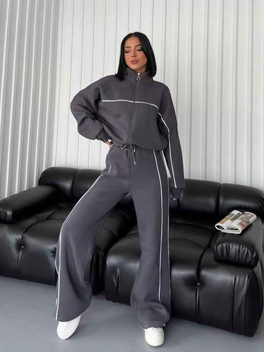 Damen lässiges Sweatset mit Stehkragen Reißverschluss gekürzter Jacke und hochtaillierter Schlaghose Eichborn Berlin