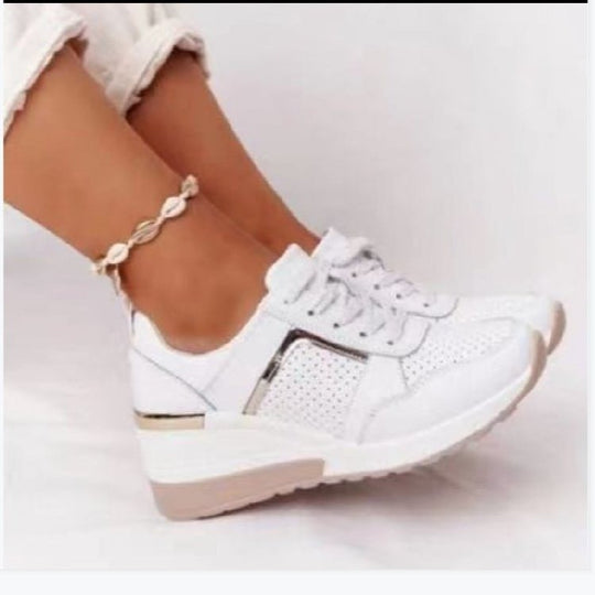 Damen Keil-Sneaker mit perforiertem Obermaterial, gepolstertem Komfortkragen und reflektierenden Metalldetails EB