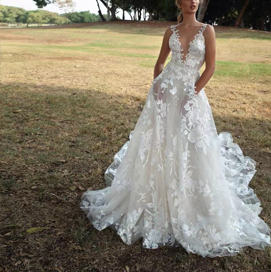 Damen Hochzeitskleid mit aufwendiger Spitze EB