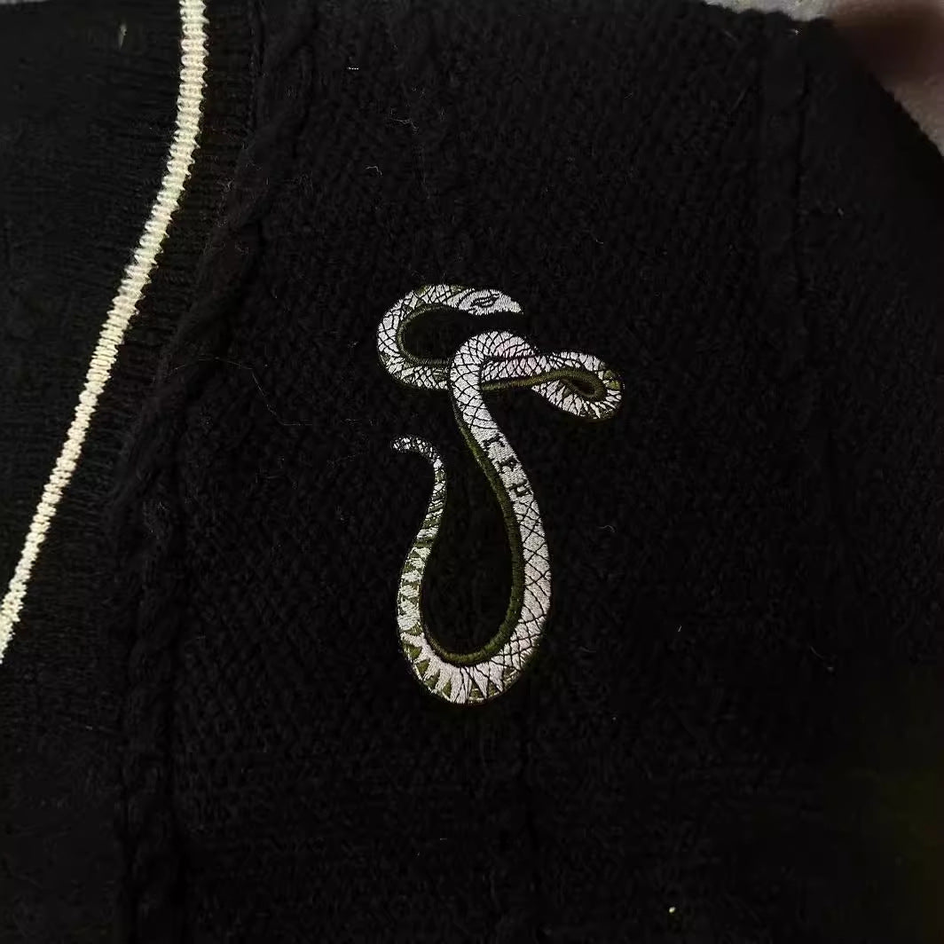 Damen nan gestrickte College-Cardigan mit Zopfmuster, V-Ausschnitt, kontraststreifen und gestickten Applikationen EB
