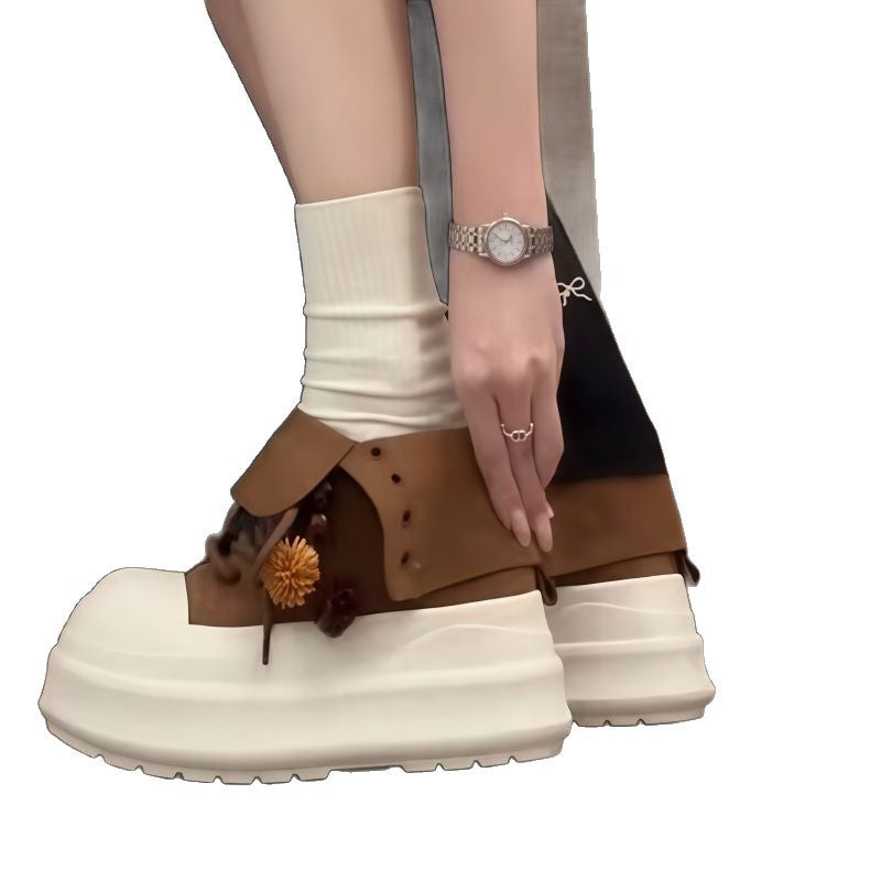 Damen Sportliche Plateau-Sneaker mit verspielten Anhängern EB