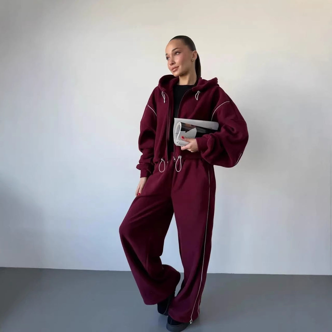 Damen gekürztes Zip-Hoodie mit Tunnelzug und hochgeschnittener weiter Fleece-Loungehose Eichborn Berlin