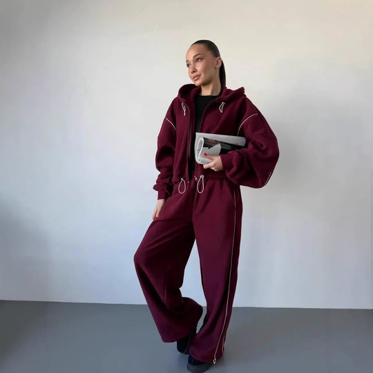 Damen gekürztes Zip-Hoodie mit Tunnelzug und hochgeschnittener weiter Fleece-Loungehose Eichborn Berlin