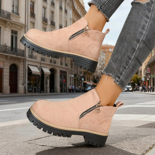 Damen nan knöchelhohe Wildlederimitat-Stiefelette mit seitlichem Reißverschluss, Zuglasche und robust profilierter Gummisohle EB