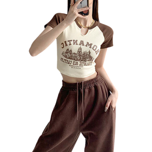 Damen cropped T-Shirt mit einzigartigem Ausschnitt und fröhlichem Grafikdesign EB