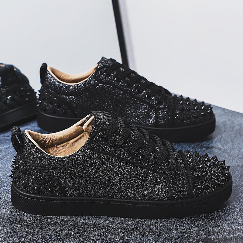 Damen glitzernder Low-Top Sneaker mit spitzem Nietenbesatz und gepolstertem Lederfutter EB